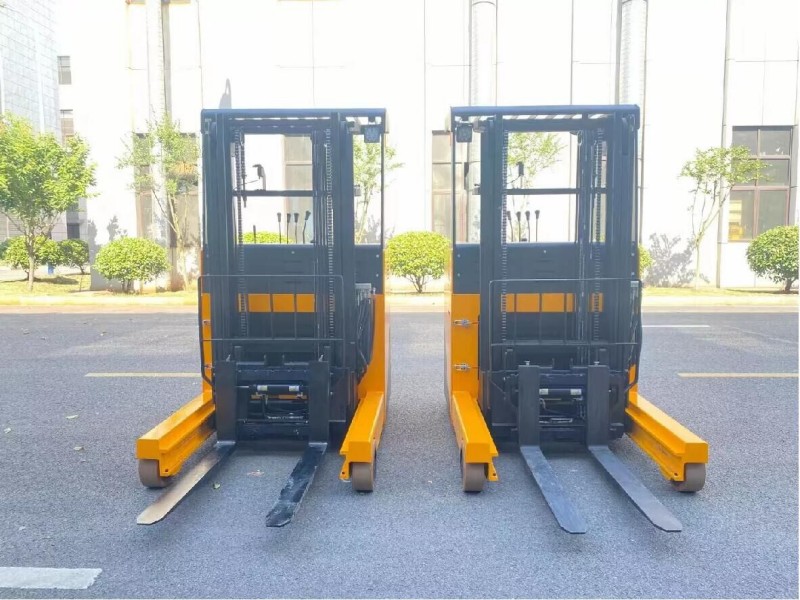 2 units of standing type reach truck are about to send to client in south-east Asia
