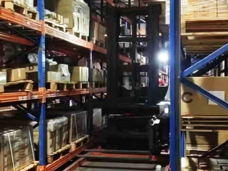NEOlift standing type VNA pallet stacker with guiding rails works well in customer's warehouse