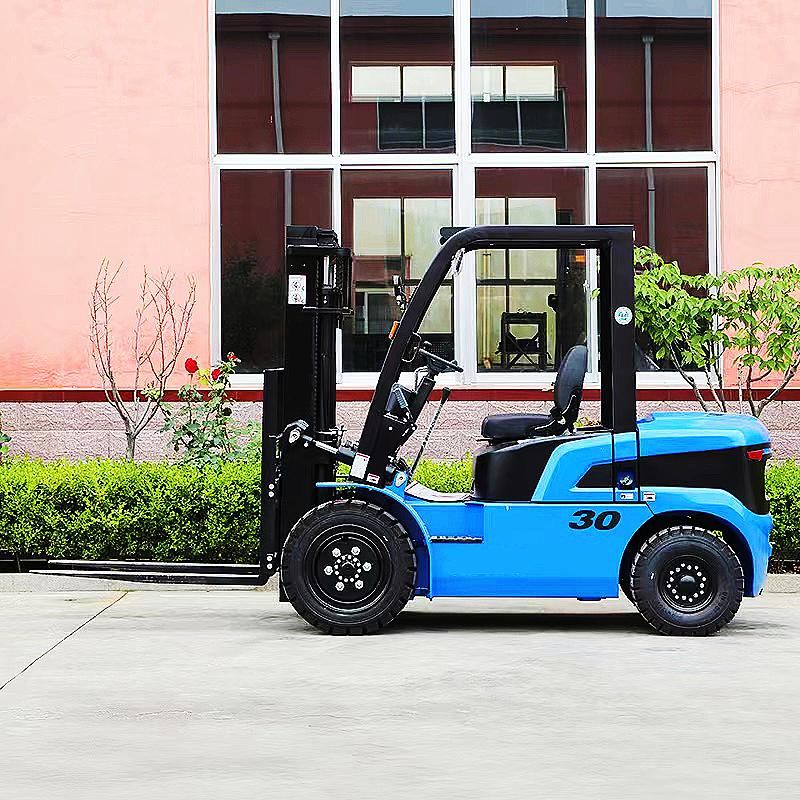 What is the difference between electric forklifts and internal combustion forklifts?