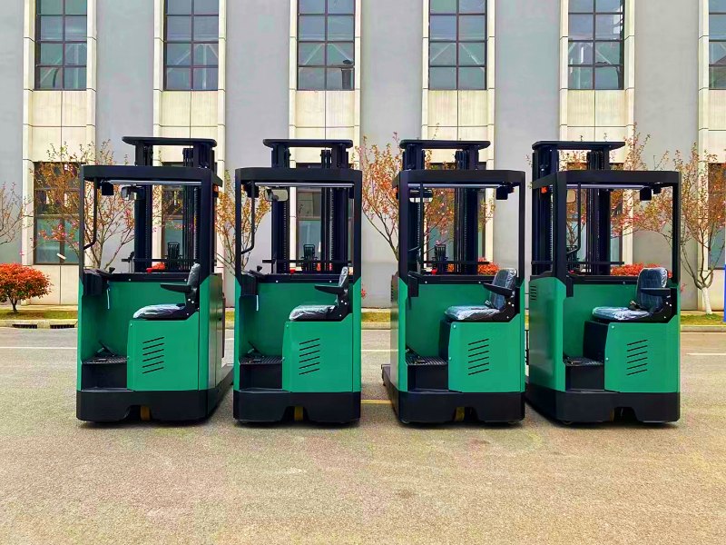 4 units of reach trucks will be sent to overseas.