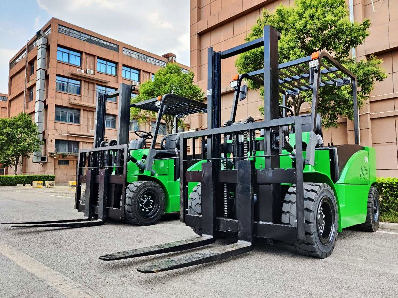 2 units of 5 tons electric forklifts will be sent to customers soon