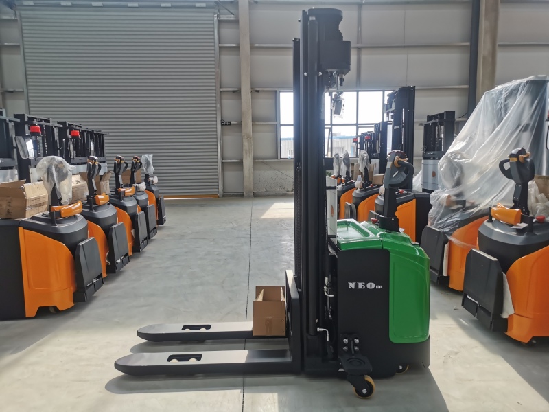 What is an electric pallet stacker and precautions for its use?
