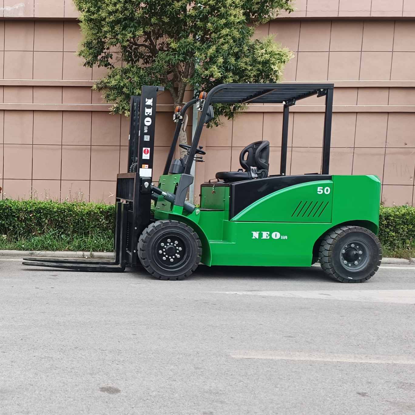 How to maintain an electric forklift in summer?NEOlift solutions.