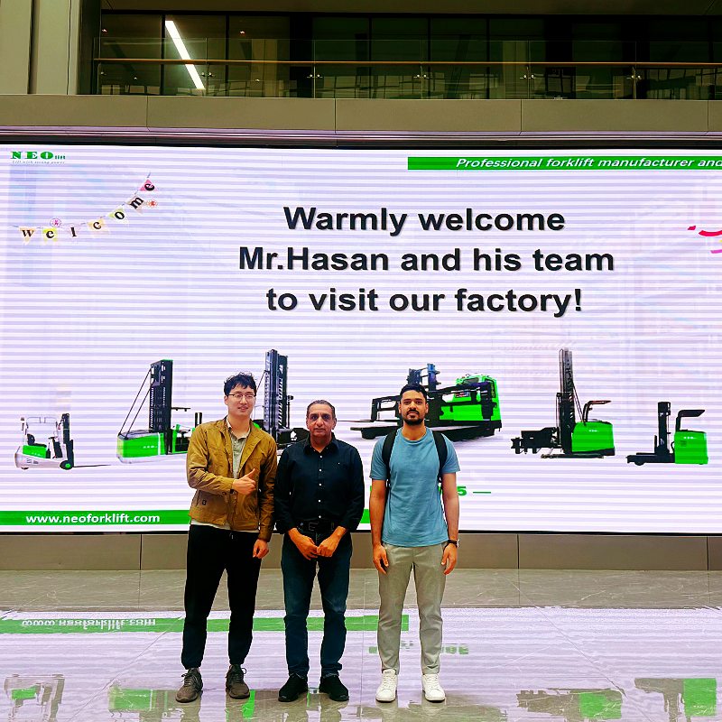 NEOlift Showcases High-Capacity Man-Up VNA Forklifts to Middle East’s Top Logistics Firm