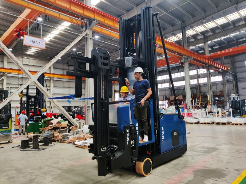 NEOlift Man up VNA forklift