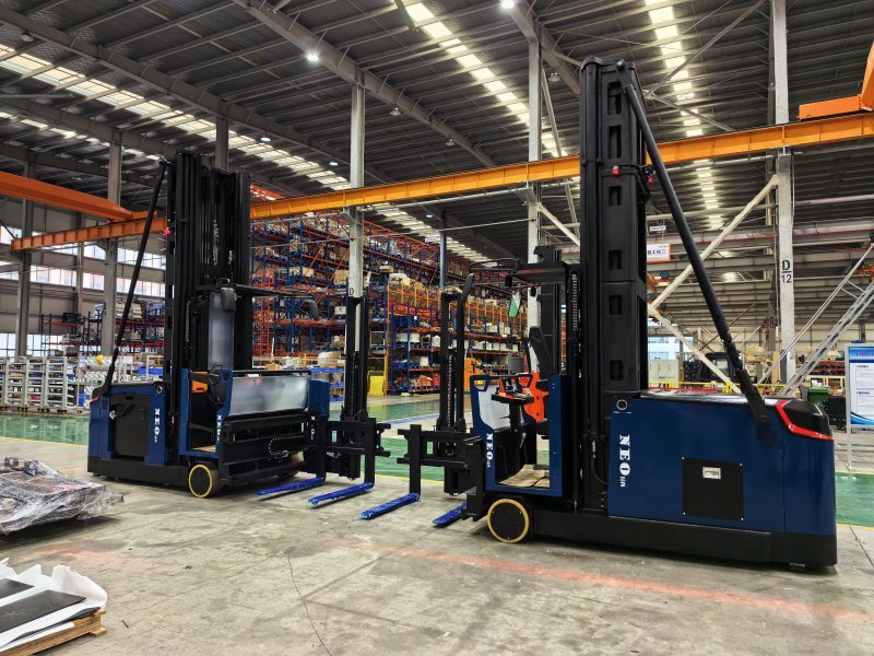 NEOlift Man up VNA forklift